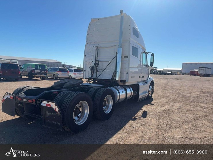 2019-volvo-vnl-tandem-axle-dual-conventional-new-generation-tractor-truck-image-3