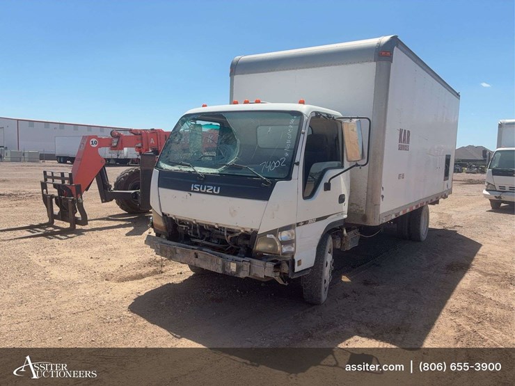2006-isuzu-nqr-image-1