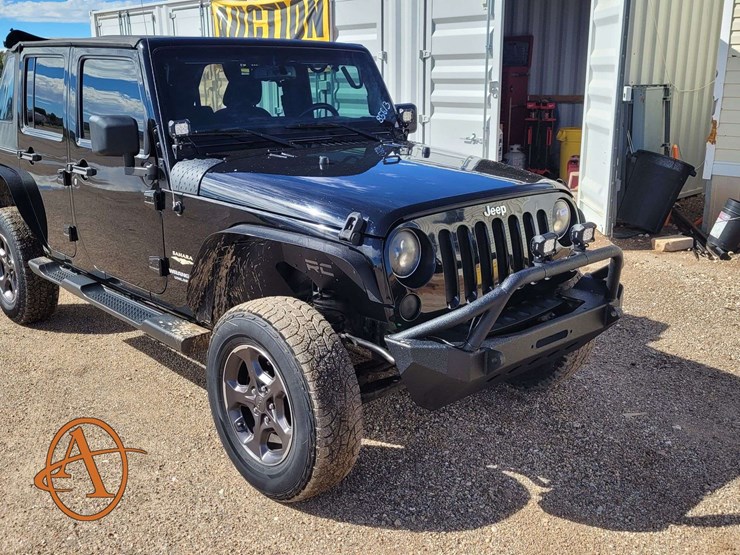 2015-jeep-wrangler-unlimited-sahara-image-2
