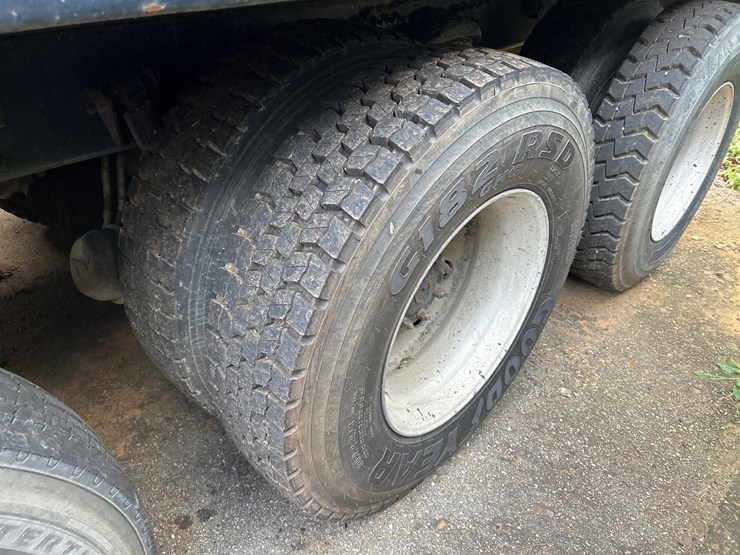 #77-•-2001-sterling-l9511-truck-image-8