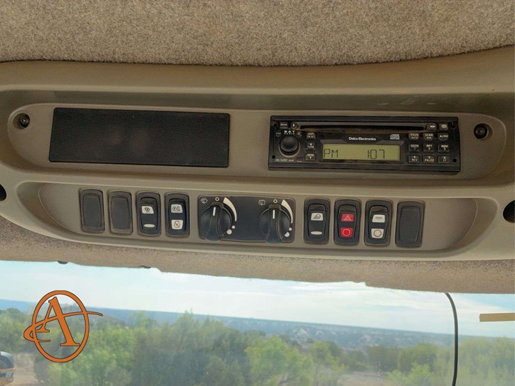 2005-challenger-cat-mt-855-b-belted-tractor-image-21