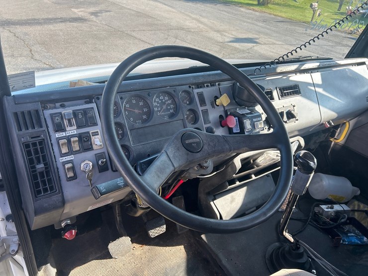#83-•-1997-freightliner-fl70-truck-image-13