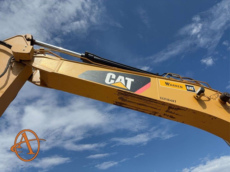 2017-caterpillar-323-image-8
