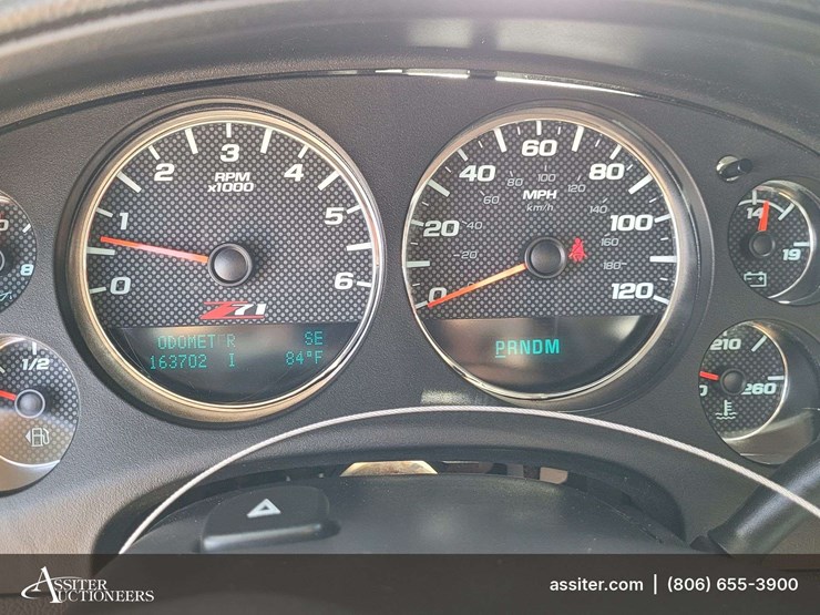 2013-chevrolet-suburban-1500-image-16