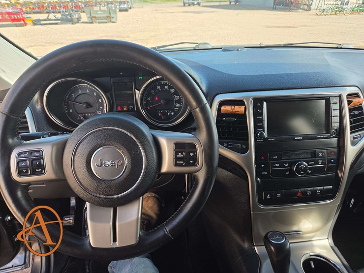 2013-jeep-grand-cherokee-laredo-image-16