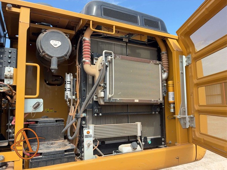 2017-caterpillar-323-image-30