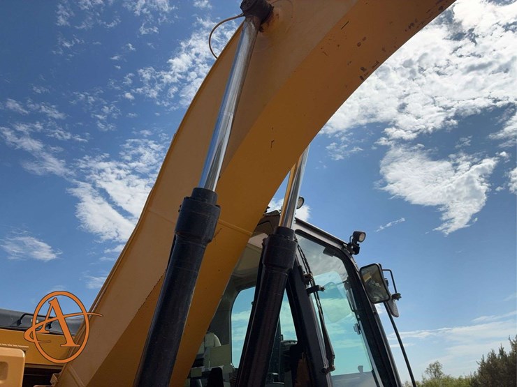 2017-caterpillar-323-image-16