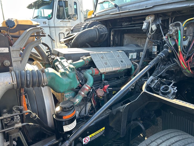 #86-•-2007-volvo-vt-truck-image-17