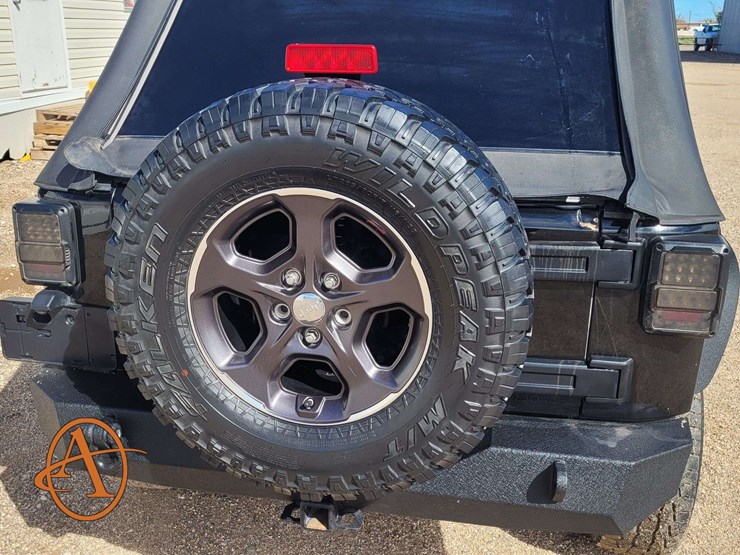 2015-jeep-wrangler-unlimited-sahara-image-4