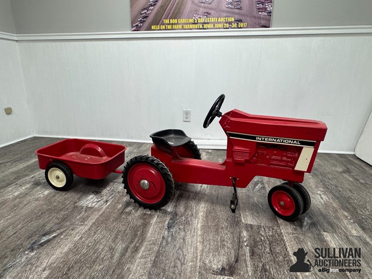 international-nf-pedal-tractor-&-wagon-image-3