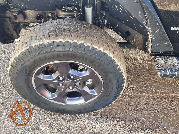 2015-jeep-wrangler-unlimited-sahara-image-24