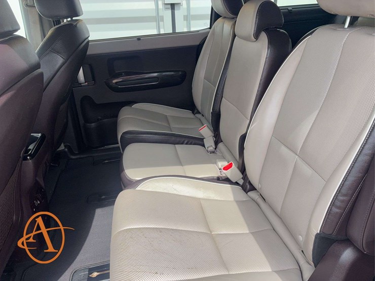 2017-kia-sedona-image-11