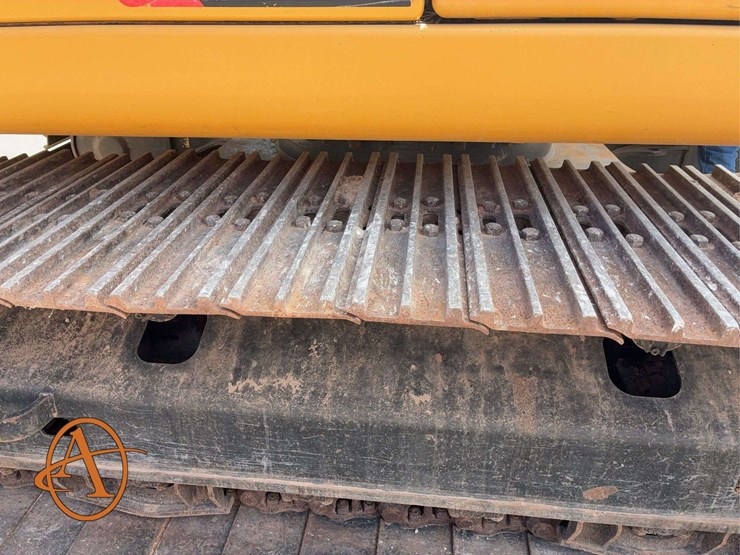 2017-caterpillar-323-image-11