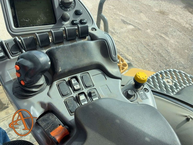 2005-challenger-cat-mt-855-b-belted-tractor-image-19