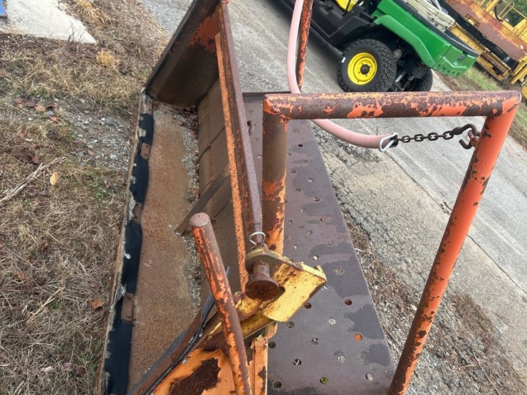 #13-•-dump-truck-gravity-fed-tailgate-image-4