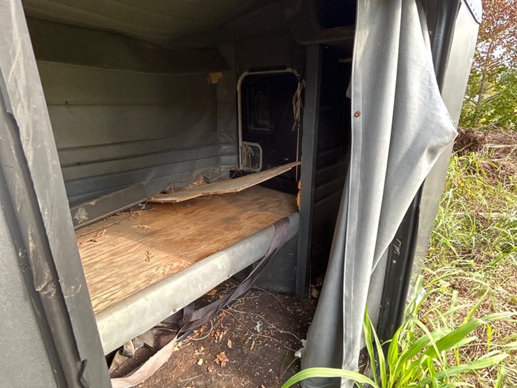 #34-•-truck-cab-sleeper-image-4