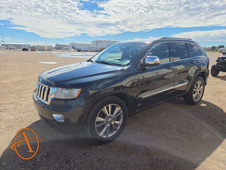 2013-jeep-grand-cherokee-laredo-image-1