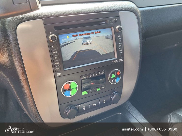2013-chevrolet-suburban-1500-image-14
