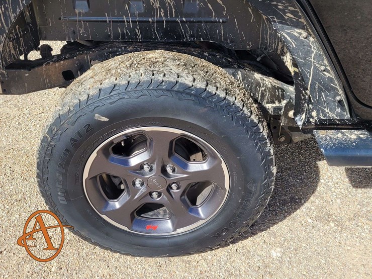 2015-jeep-wrangler-unlimited-sahara-image-22