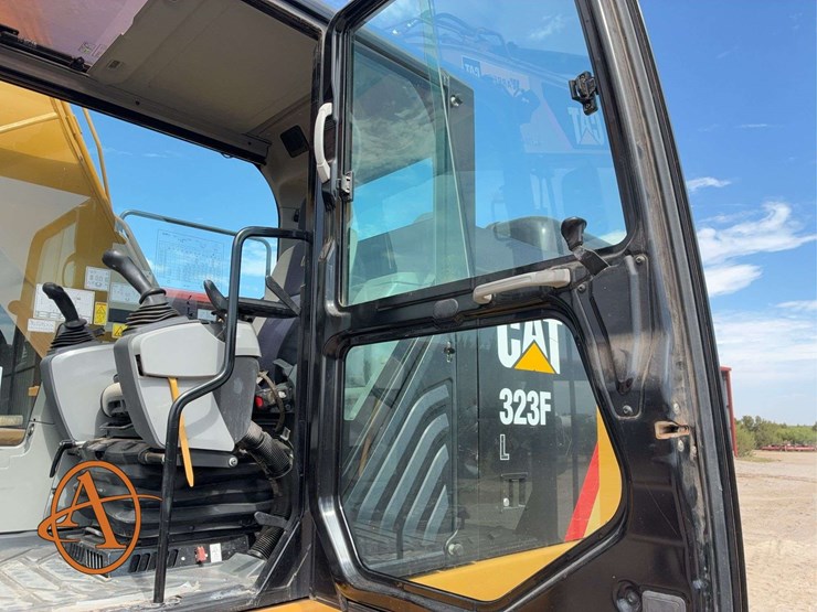 2017-caterpillar-323-image-17