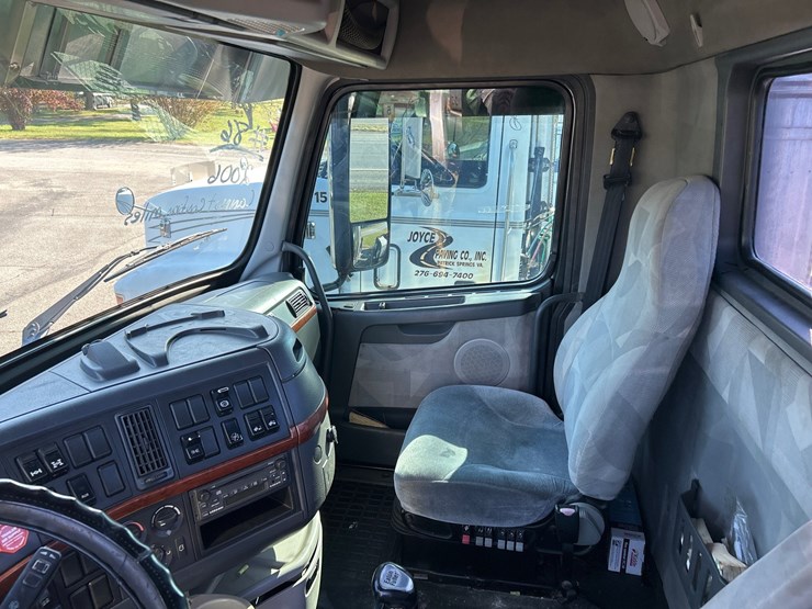 #86-•-2007-volvo-vt-truck-image-23
