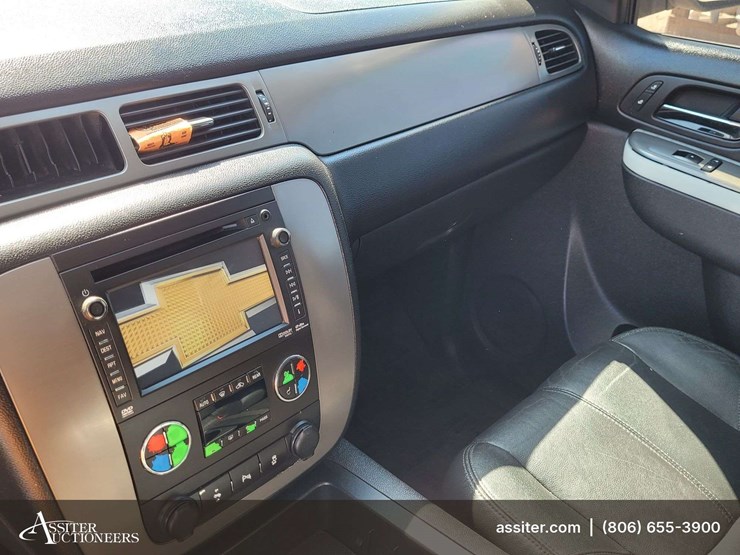 2013-chevrolet-suburban-1500-image-13