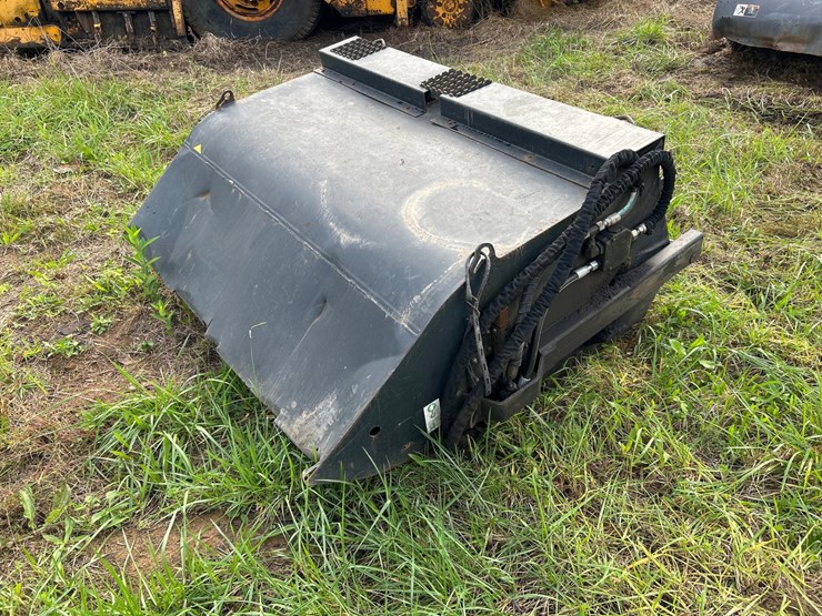 #42-•-caterpillar-quick-connect-sweeper-bucket-image-5