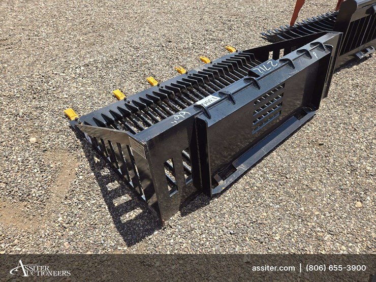 giyi-skid-steer-(66")-rock-bucket-image-5