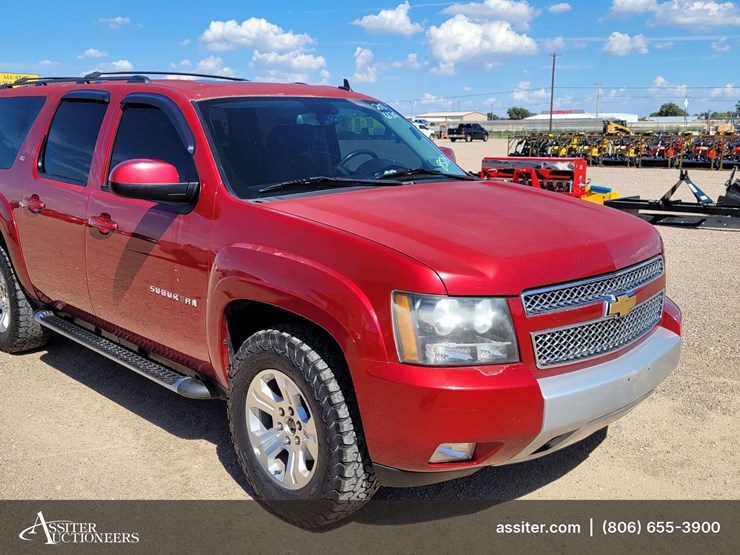 2013-chevrolet-suburban-1500-image-2