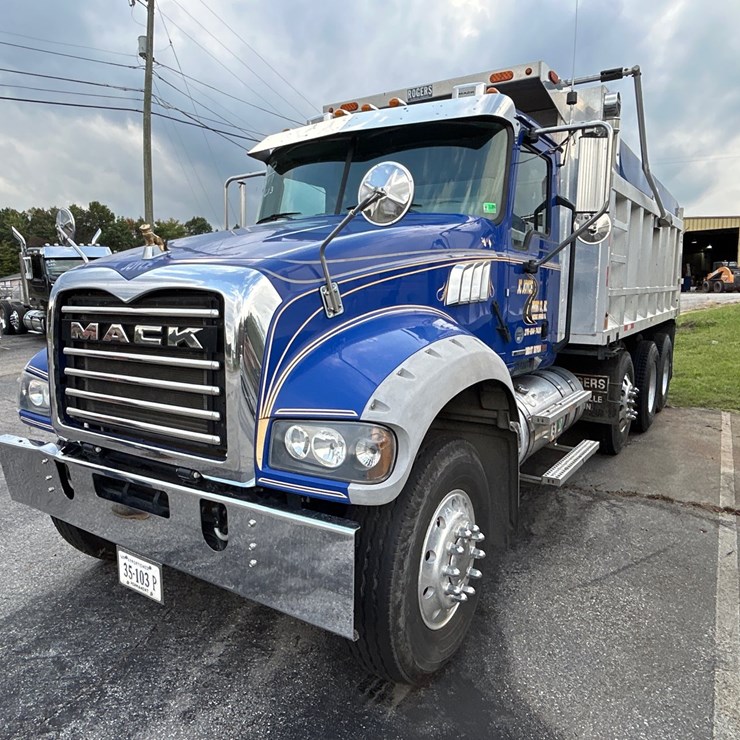 #82 • 2019 Mack Granite Truck