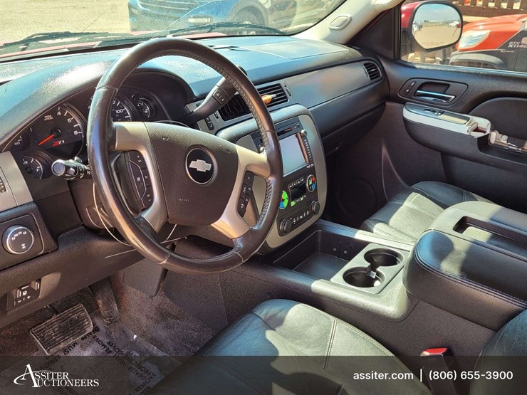2013-chevrolet-suburban-1500-image-12
