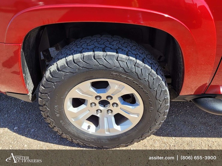 2013-chevrolet-suburban-1500-image-21