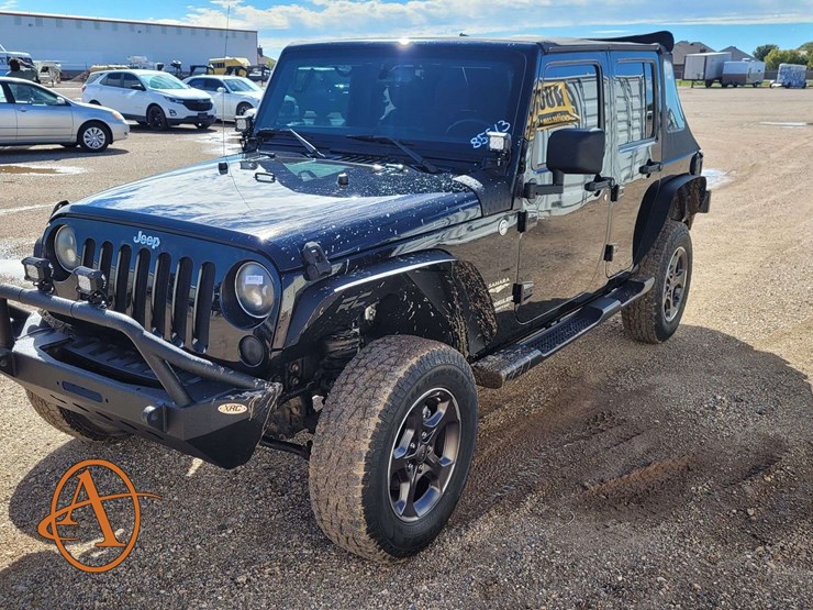 2015-jeep-wrangler-unlimited-sahara-image-1