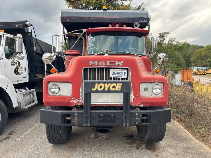 #76-•-1984-mack-dm690s-truck-image-5
