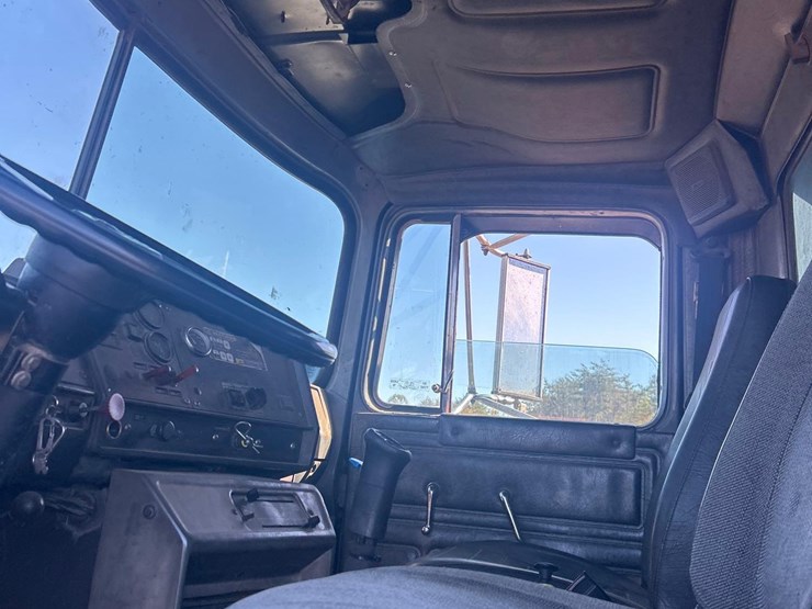 1996-mack-rd690s-image-57