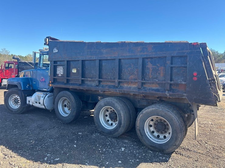 1996-mack-rd690s-image-3