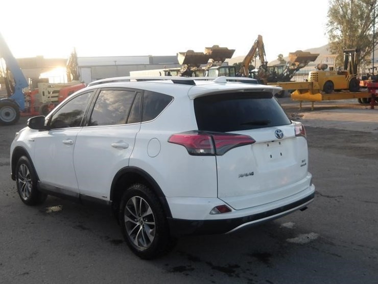 2016-toyota-rav4-xle-image-4