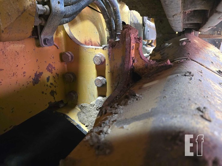 2021-caterpillar-d2-image-34