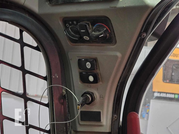 2015-caterpillar-257d-image-17