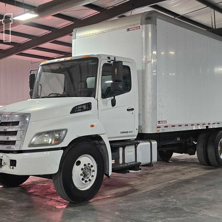 2017 HINO 268
