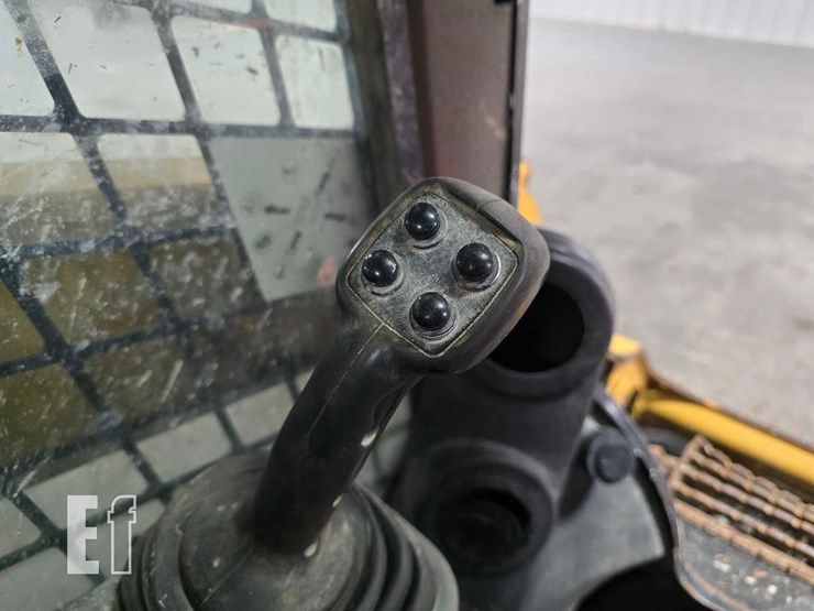 2015-caterpillar-257d-image-16