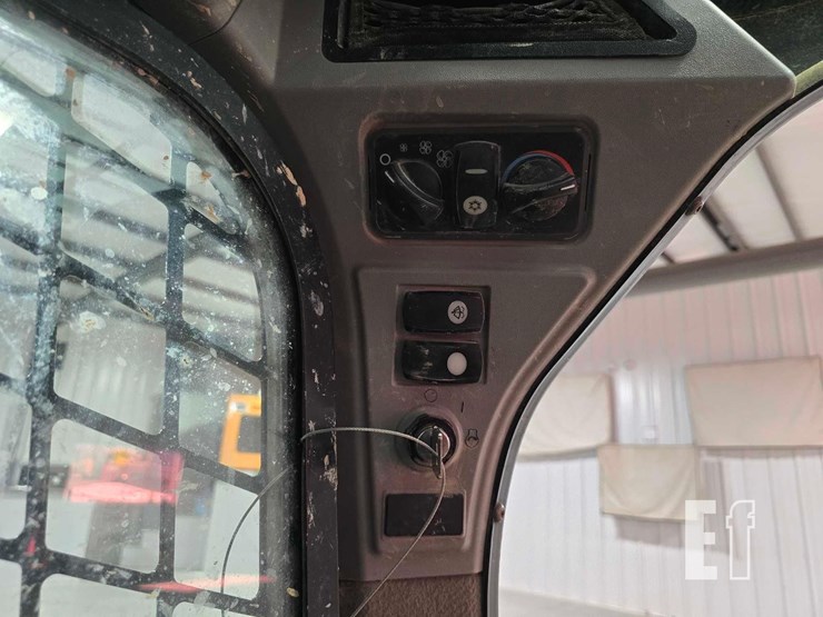 2015-caterpillar-257d-image-18