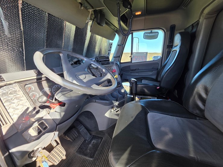 2004-freightliner-bunk-truck/motorhome-image-11