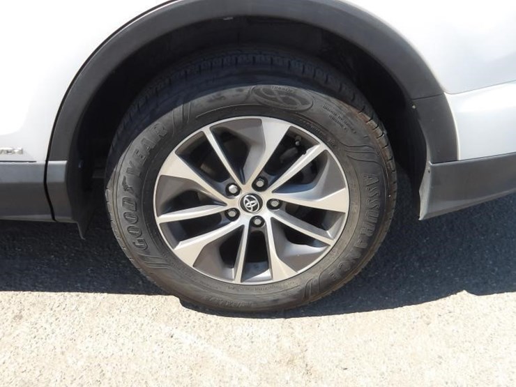 2017-toyota-rav4-xle-image-5