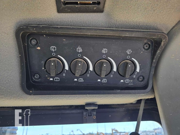 2013-caterpillar-d8t-image-22