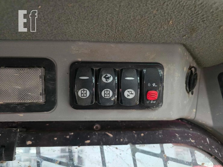 2015-caterpillar-257d-image-19
