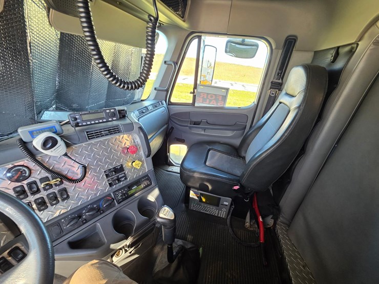 2004-freightliner-bunk-truck/motorhome-image-8