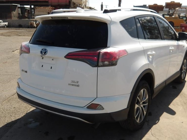 2017-toyota-rav4-xle-image-3