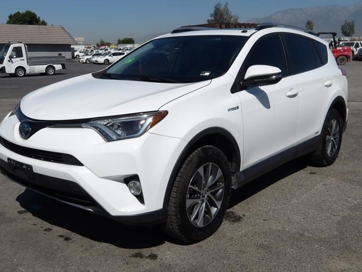 2017-toyota-rav4-xle-image-1