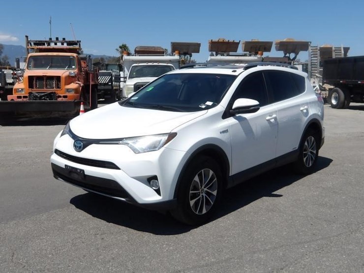2017-toyota-rav4-xle-image-1